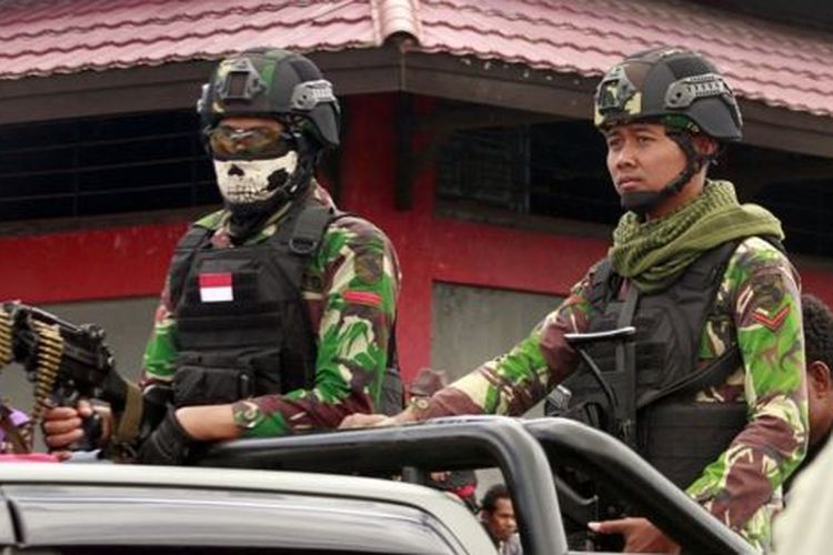 Prajurit TNI melakukan patroli keamanan di Wamena, Papua, Selasa (1/10/2019). TNI dan Polri disiagakan di beberapa titik yang dianggap rawan untuk membantu memulihkan situasi keamanan Wamena pascakerusuhan. 