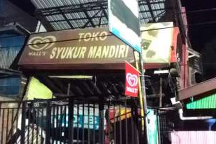 Toko Syukur Mandiri yang roboh karena pondasinya mengalami longsor. Dua bangunan lain yang berdekatan dengan toko tersebut mengalami pergeseran dan miring.