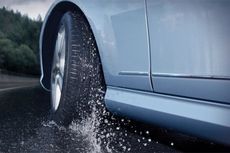 Mengenal Bahaya Laten Aquaplaning Saat Berkendara di Musim Hujan