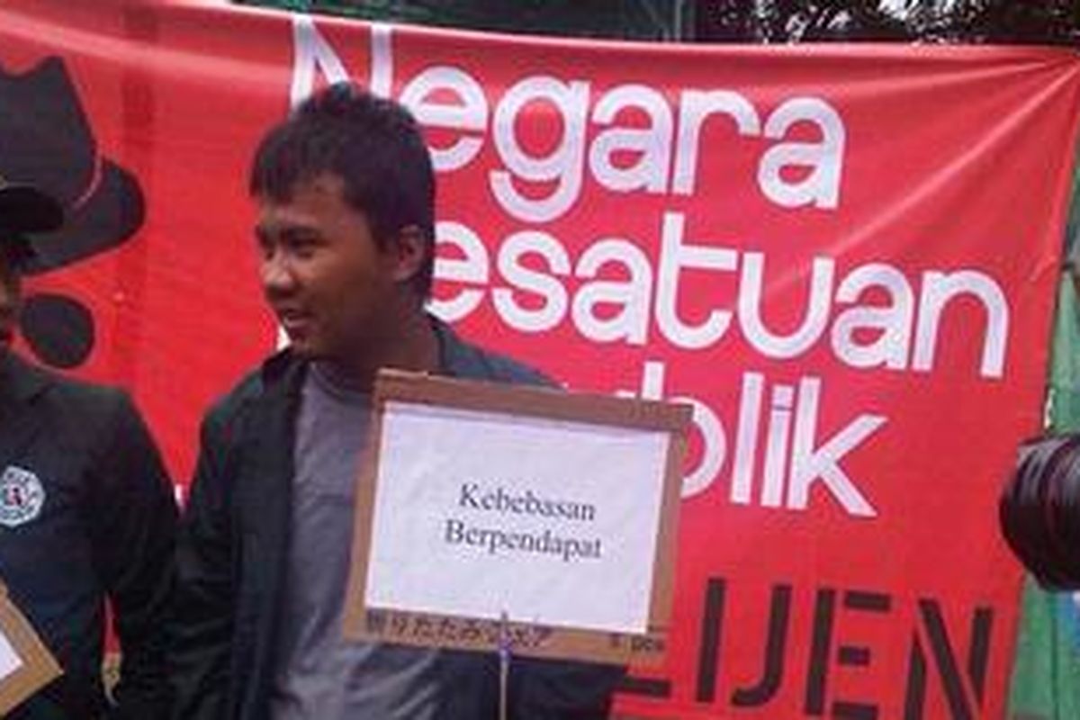 Puluhan aktivis HAM dari Koalisi Advokasi Untuk RUU Intelijen menggelar unjuk rasa menentang pengesahan RUU tersebut yang baru saja disahkan DPR, Selasa (11/10/2011) siang.