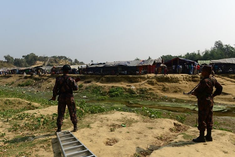 Pasukan perbatasan Bangladesh berjaga di perbatasan Myanmar-Bangladesh di Tombru.
