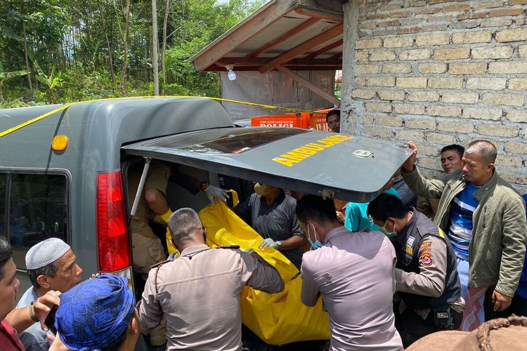 Tempat kejadian perkara (TKP) suami istri ditemukan tewas di sebuah warung di Desa Haurgajrug, Kecamatan Cipanas, Kabupaten Lebak, Banten (4/10).