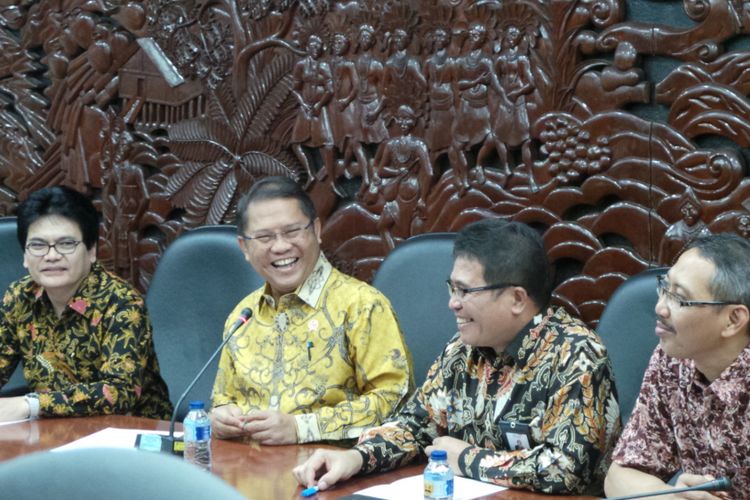 Menkominfo Rudiantara (tengah, pakai batik kuning) dan Direktur Utama PT Telkom Indonesia (Persero) Tbk Alex Sinaga (kiri Rudiantara) saat menyelenggarakan konferensi pers mengenai pemulihan layanan akibat terganggunya satelit Telkom 1, di Kemenkominfo, Jakarta Pusat, Rabu (30/8/2017).