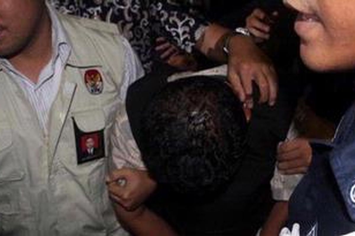 Bupati Buol, Amran Batalipu (tengah) tiba di Gedung Komisi Pemberantasan Korupsi (KPK), Kuningan, Jakarta Selatan, Jumat (6/7/2012). Amran yang ditangkap subuh tadi merupakan tersangka kasus dugaan suap yang melibatkan PT Hardaya Inti Plantation.