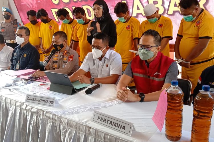 Kabidhumas Polda Jabar Kombes Ibrahim Tompo dan Direskrimsus Polda Jabar Kombes Arief Rachman tengah menjelaskan perkara pengungkapan penimbunan solar bersubsidi di Jawa Barat, Rabu (13/4/2022).
