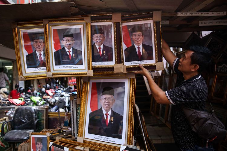 Poster bergambar Presiden dan Wakil Presiden terpilih Joko Widodo-Ma'ruf Amin dijual di kawasan Pasar Baru, Jakarta Pusat (15/10/2019). Poster yang telah dilengkapi bingkai tersebut ditawarkan mulai dari harga Rp 90.000. Pasangan Joko Widodo dan Ma'ruf Amin akan dilantik menjadi Presiden dan Wakil Presiden periode 2019-2024 di Kompleks Parlemen, Senayan, Jakarta, pada Minggu (20/10/2019).