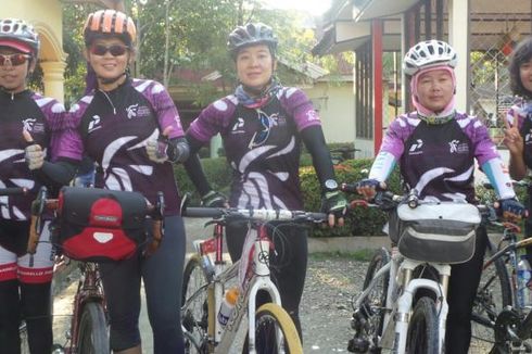 Lima Srikandi Jelajah Sepeda Manado-Makassar