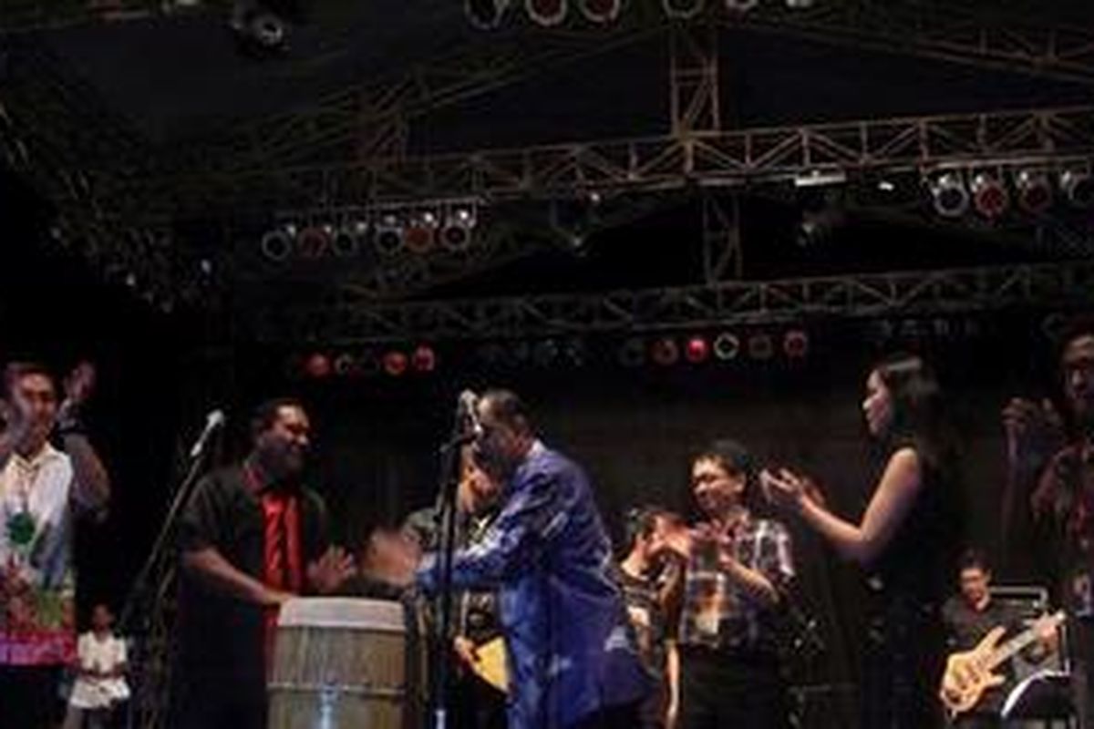 Gubernur Maluku Karel Albert Ralahalu bersama Wali Kota Ambon Richard Louhenapessy, mencanangkan Ambon sebagai kota musik, Jumat (7/10/2011).   