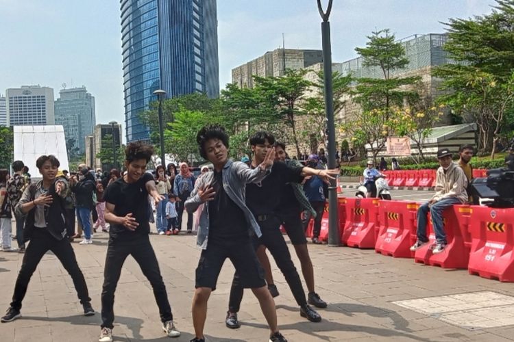 K-Pop Dance Cover di Citayam Fashion Week Disambut Sorakan Ramai Penonton, Sabtu (30/7/2022)