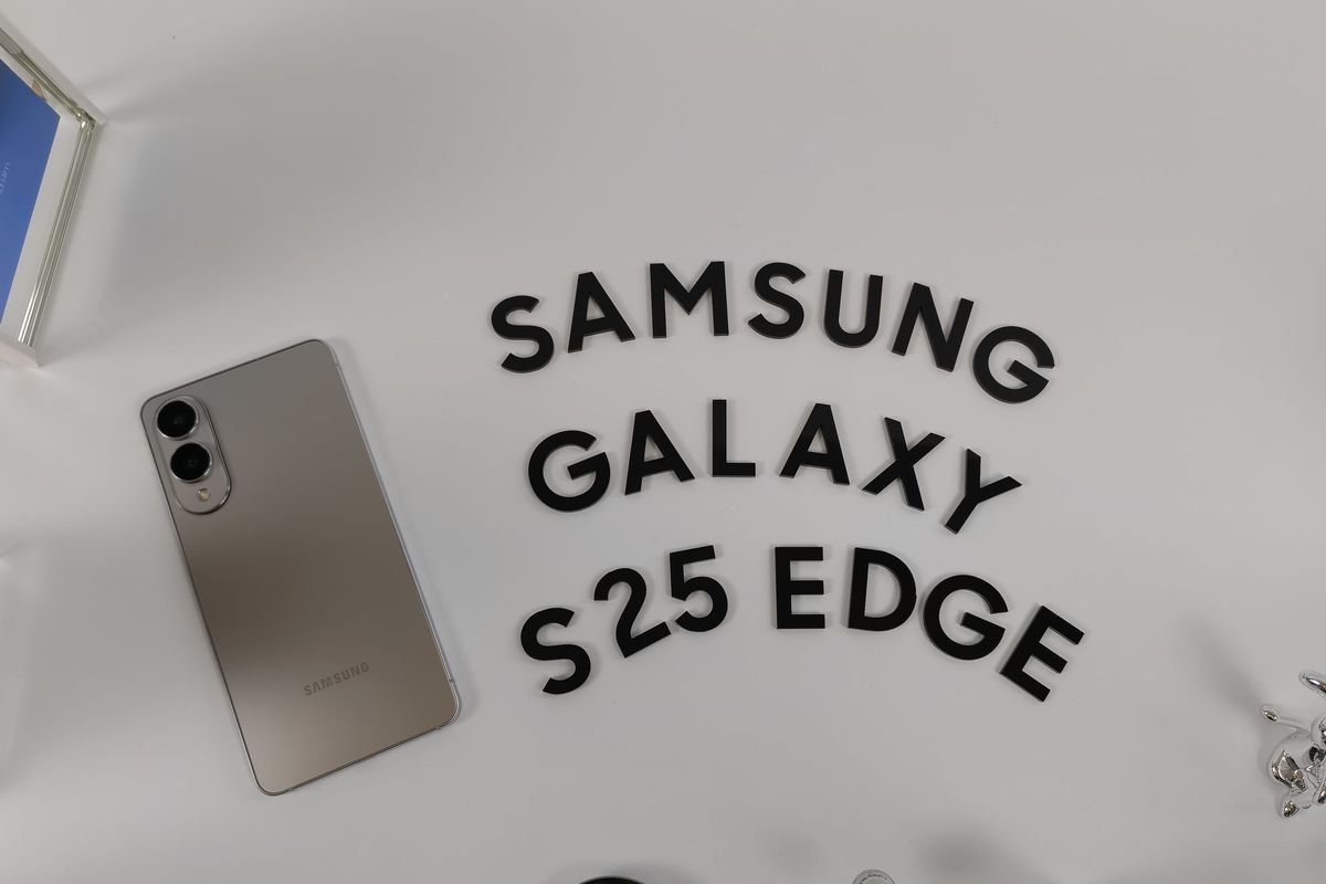 Samsung Galaxy S25 Edge varian warna Titanium Silver.
