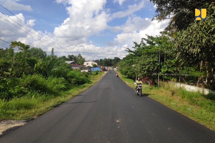  Kementerian Pekerjaan Umum (PU) melalui Balai Besar Pelaksanaan Jalan Nasional (BPJN) Direktorat Jenderal (Ditjen) Bina Marga melengkapi sistem drainase dalam kegiatan preservasi jalan dan jembatan di Kabupaten Sintang, Provinsi Kalimantan Barat.