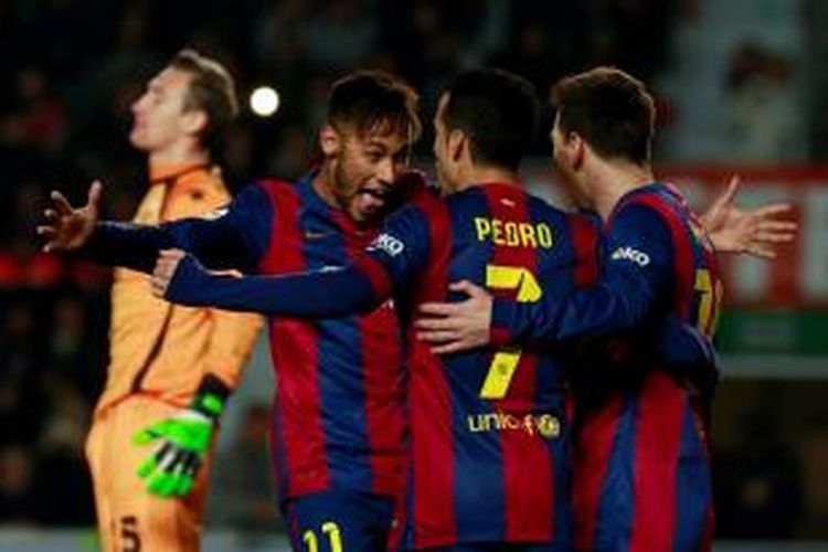 Striker Barcelona, Neymar (kiri) saat merayakan gol bersama Pedro dan Lionel Messi ke gawang Elche pada lanjutan Primera Division di Stadion Manuel Martínez Valero, Sabtu (24/1/2015). 