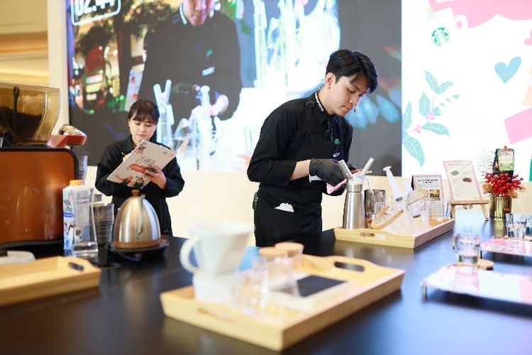 Seorang barista menampilkan keterampilannya dalam meracik kopi menggunakan susu MilkLife di ajang Starbucks Barista Championship 2025 yang digelar di Grand Indonesia, Jakarta. Kompetisi ini menjadi wadah bagi barista berbakat untuk menunjukkan kreativitas dalam menciptakan sajian kopi terbaik 