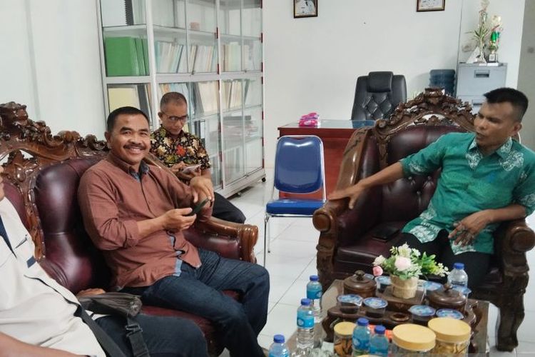 Perwakilan BKSDA Bengkulu mendatangi Dinas Lingkungan Hidup Kabupaten Mukomuko guna membahas konflik buaya dengan manusia di Sungai Selagan, Kamis (30/5/2024) 
