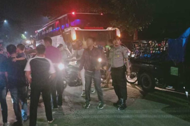 Suasana saat tabrakan antar dump truck di Binjai pada Sabtu malam (22/2/2020). Akibat tabrakan itu, salah satu dump truck menimpa odong-odong yang ditumpangi 16 anak-anak dan seorang kenek. 1 orang anak tewas.