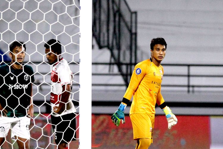 Kiper Madura United M Ridho saat pertandingan pekan 34 Liga 1 2021-2022 melawan Persikabo 1973 yang berakhir dengan skor 1-2 di Stadion Kapten I Wayan Dipta Gianyar, Selasa (29/3/2022) malam.