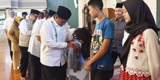 Di Safari Ramadan, Wagub Jabar Uu Bagikan Santunan