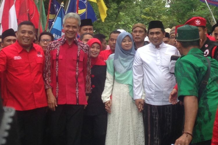 Ganjar Pranowo bersama Taj Yasin berjalan kaki menuju kantor KPU Jateng di Jalan Veteran Semarang, Selasa (9/1/2018).