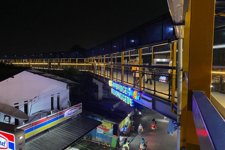 Jembatan layang (Sky Bridge) Stasiun KRL Bojong Gede, Kabupaten Bogor saat malam hari, Senin (29/1/2024).