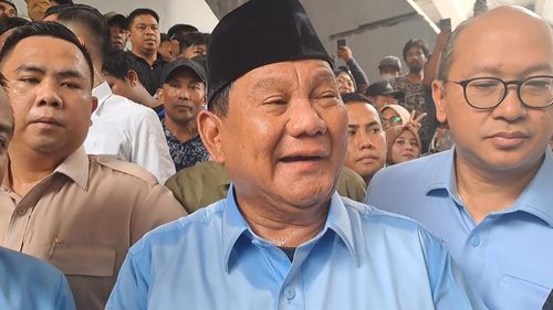 Bungkam, Prabowo Sempat Tertawa Kecil Saat Ditanya soal Desakan Mundur dari Menhan