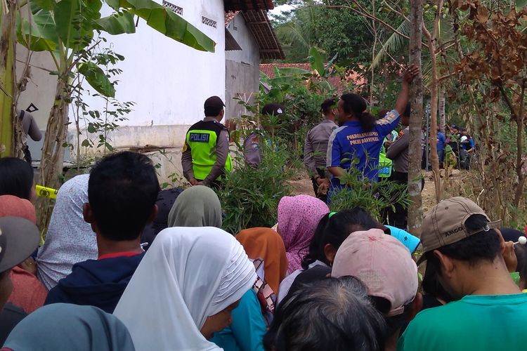 Warga memadati lokasi penemuan kerangka manusia di kebun belakang rumah Misem (76) warga Grumbul Karanggandul, Desa Pasinggangan, Kecamatan/Kabupaten Banyumas, Jawa Tengah, Rabu (28/8/2019).