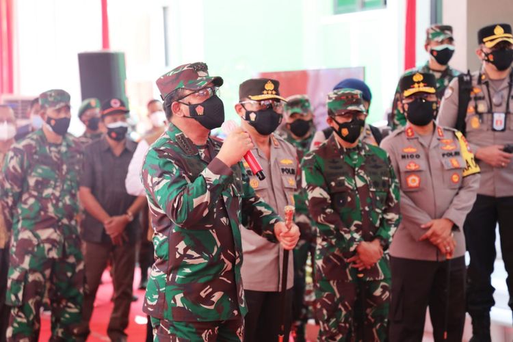 Panglima TNI Marsekal Hadi Tjahjanto saat menyerahkan 100 unit laptop bagi petugas tracer yang berlangsung di Puskesmas Polowijen, Malang, Jawa Timur, Senin (2/8/2021).