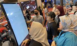 Keseruan Konsumen Cek Penerima Subsidi Motor Listrik di Jakfair 2023