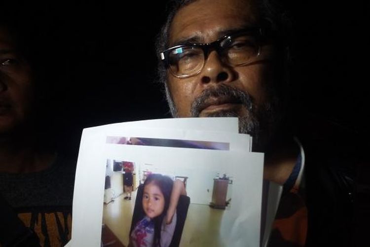 Ketua Komnas Perlindungan Anak Arist Merdeka Sirait memperlihatkan foto Angeline