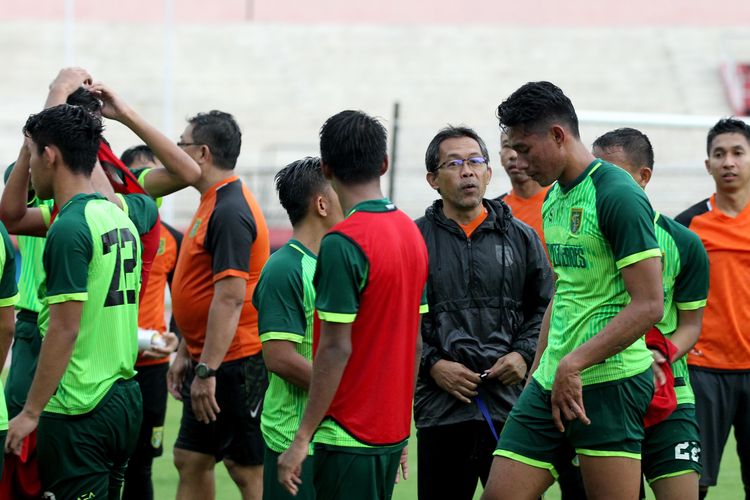 Pelatih Aji Santoso memimpin latihan perdana Persebaya Surabaya untuk musim 2020 di Stadion Gelora Delta Sidoarjo, Jawa Timur, Senin (06/01/2020) sore.