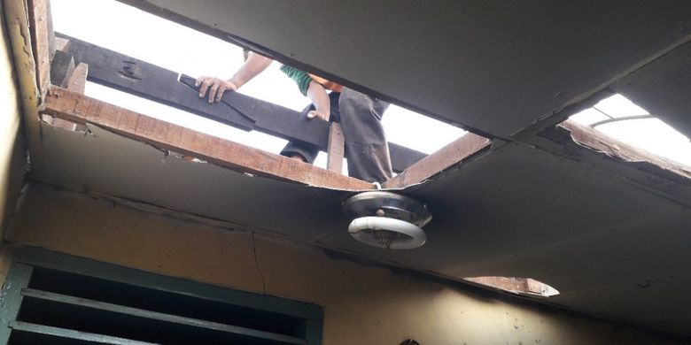 Warga mulai memperbaiki rumah mereka yang rusak diterjang angin kencang di Semper Barat, Selasa (9/10/2018).