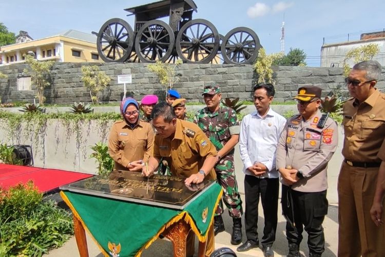 Walikota Cirebon, Nasrudin Azis, bersama Wakilnya, Eti Herawati, dan Forum Komunikasi Pimpinan Daerah Kota Cirebon, meresmikan Taman Pedati Gede, di Kawasan Kota Tua, Kota Cirebon, Jawa Barat, Senin (12/12/2022). Hadir juga Tim LPPM ITB selaku tim pelaksana pengerjaan Taman Pedati Gede.