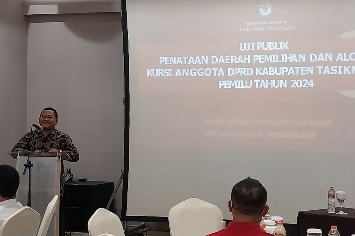 Ketua KPU Kabupaten Tasikmalaya, Jawa Barat, Zamzam Zamaludin, memaparkan uji publik perubahan alokasi kursi di dua dapil dan mengajukan jumlah kuota DPRD Kabupaten Tasikmalaya masih tetap 50 orang untuk Pemilu 2024 mendatang di Cordela Hotel Tasikmalaya, Kamis (15/12/2022).