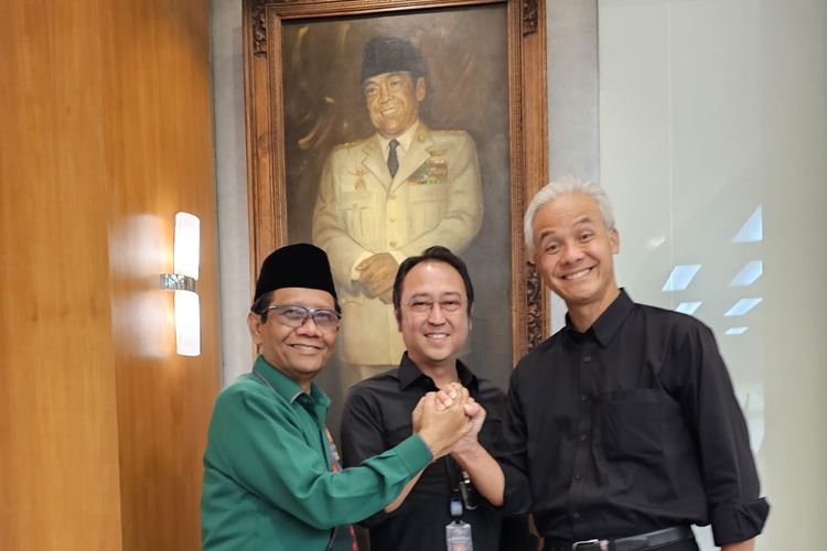 Momen foto bersama Ganjar Pranowo dan Mahfud MD beserta putra Megawati Soekarnoputri, M. Prananda Prabowo atau Nanan di Kantor DPP PDI-P, Jalan Diponegoro, Menteng, Jakarta, Rabu (18/10/2023) usai pengumuman cawapres Ganjar.