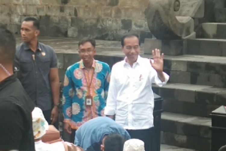 Presiden Joko Widodo alias Jokowi (kanan) menyapa wisatawan saat hendak naik ke Candi Borobudur, Sabtu (25/5/2024) pagi.