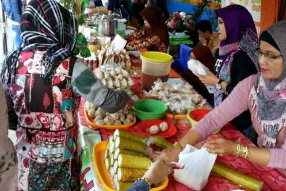 Penjual Lamang di pasar wadai Ramadan Banjarmasin. Lamang menjadi salah satu kuliner yang cukup dicari untuk menu berbuka puasa. 