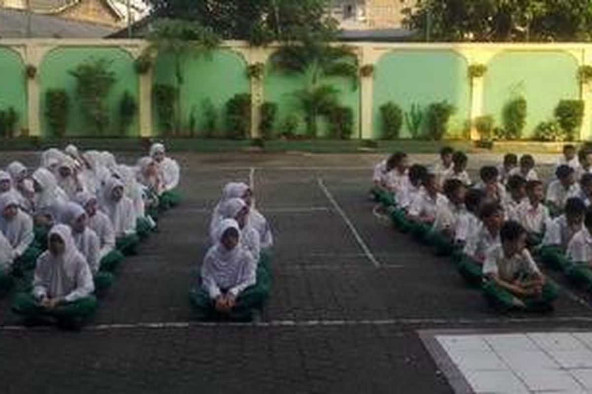 Siswa Madrasah Ibtidaiyah Jamiat Kheir Kebon Kacang, Jakarta Pusat, Selasa (10/5/2011), sedang menanti kedatangan Gubernur DKI Jakarta Fauzi Bowo sambil bershalawat.