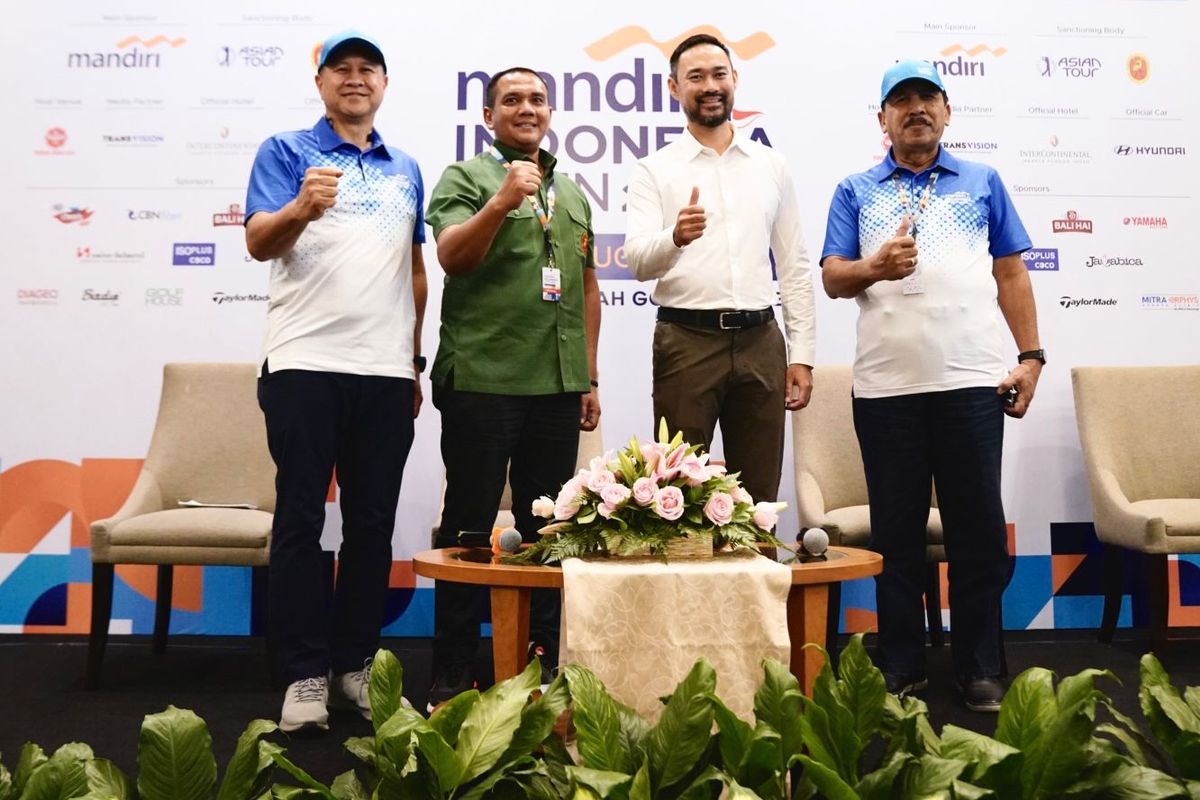 (Kiri-kanan) Direktur Hubungan Kelembagaan Bank Mandiri Rohan Hafas, Ketua Bidang Kejuaraan dan Prestasi Pengurus Besar (PB) Persatuan Golf Indonesia (PGI) Adi Saksono, Commissioner & CEO Asian Tour Cho Minn Thant, dan Presiden Komisaris Pondok Indah Golf Course Agus Suhartono saat berfoto bersama pada Konferensi Pers Mandiri Indonesia Open 2023 di Jakarta, Selasa (1/8/2023). Ajang tahunan yang diikuti 150 pegolf profesional dari beberapa negara di kawasan Asia ini bakal berlangsung pada 3 Agustus 2023 sampai 6 Agustus 2023 di Pondok Indah Golf Course, Jakarta Selatan (Jaksel) dengan hadiah total sebesar 500.000 dollar AS. Sebagai sponsor utama, Bank Mandiri berharap ajang yang masuk dalam kalender Asian Tour 2023 ini mampu memberikan kontribusi positif untuk pengembangan prestasi golf di Indonesia dan menggairahkan wisata olahraga (sport tourism) di Tanah Air.

