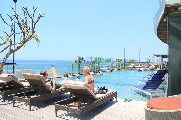 Pemandangan sisi kolam renang dari Aston Canggu Beach Resort