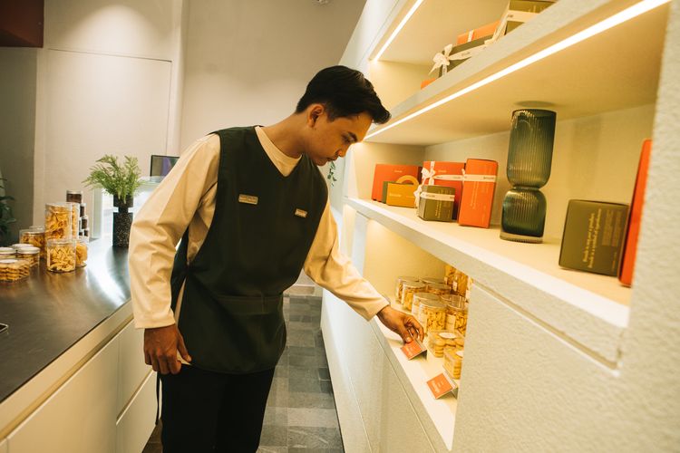 Seorang pegawai menjajakan cookies Bruule di gerainya. 