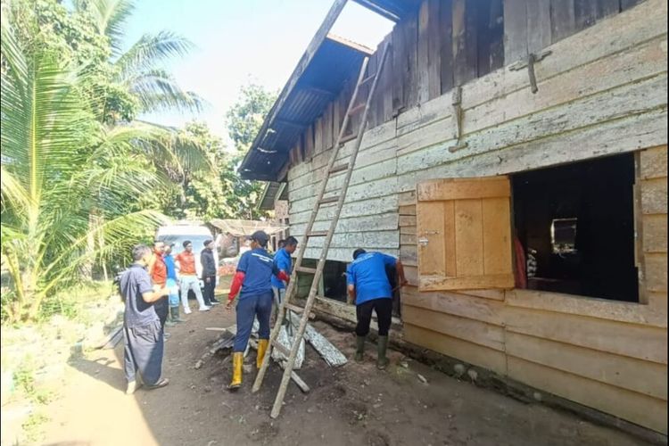 Senyum Ibu Yurmina di Balik Dinding Rumah yang Kokoh Direnovasi Warga Binaan