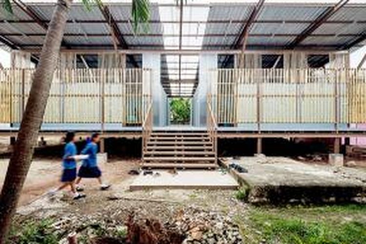 Bangunan utama sekolah dasar di Thailand bagian utara pasca renovasi akibat gempa. Sekolah itu kini dibuat layaknya rumah panggung.