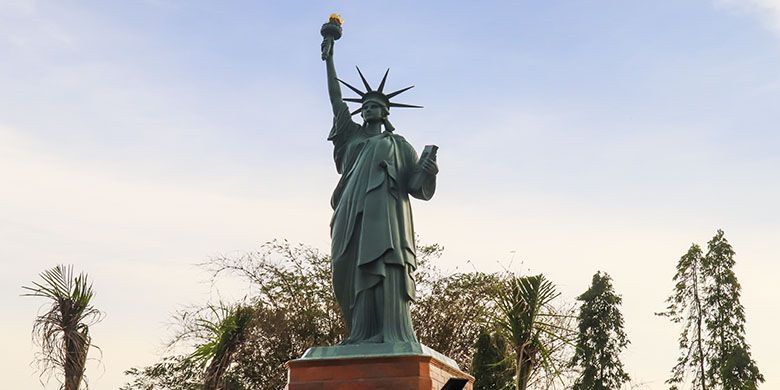 Miniatur Patung Liberty di Taman Tiga Negara yang dibuat mirip dengan aslinya.