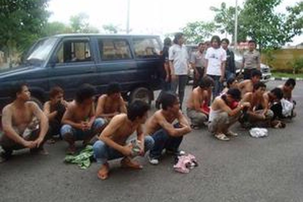 Puluhan orang yang diduga preman terjaring dalam razia Pekat Musi 2008 menjalani pemeriksaan di Mapoltabes Palembang, Kamis (20/11).