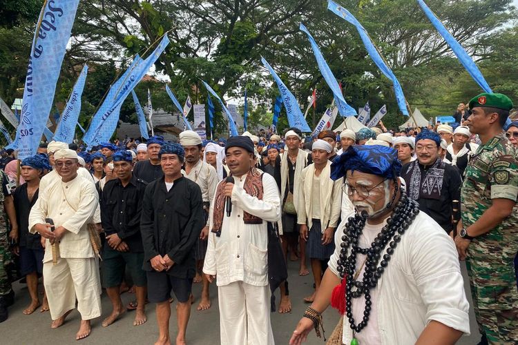 Ribuan warga Baduy saat mengikuti tradisi Seba Baduy 2023 di Pendopo Bupati Lebak, 27 April 2023.