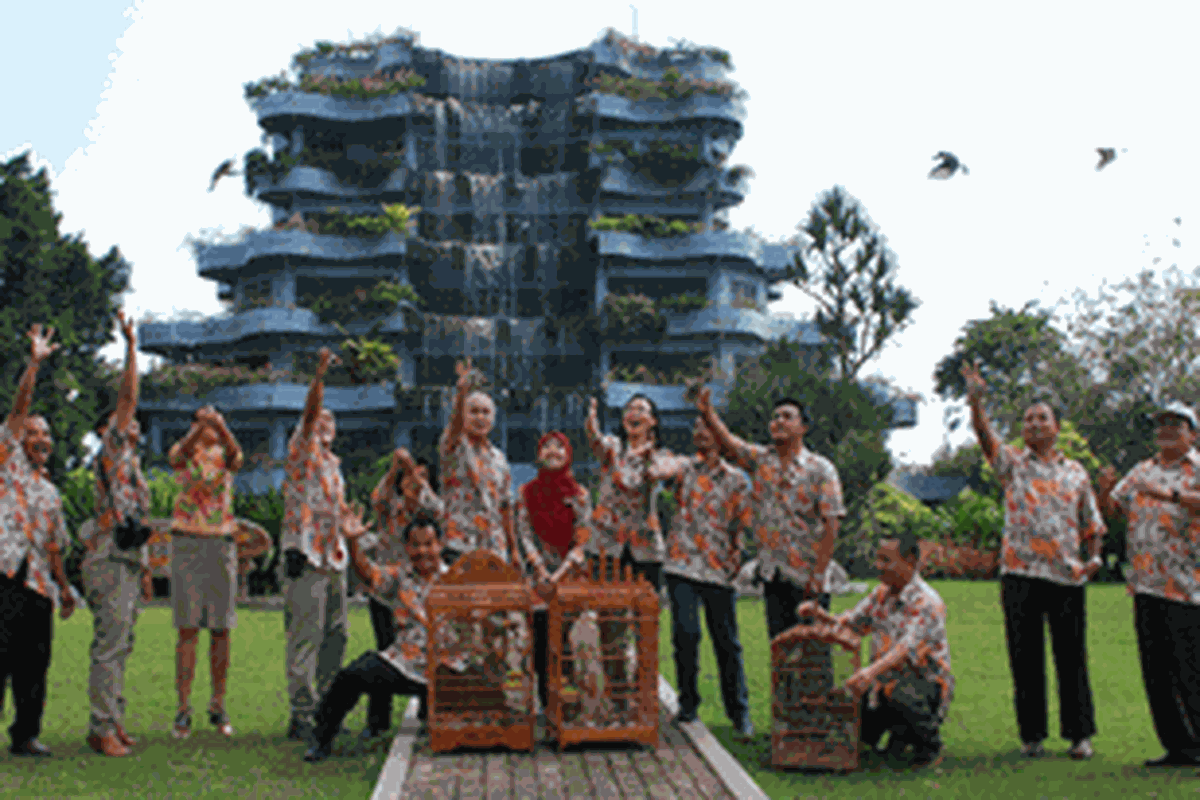 Pelepasan burung pemakan serangga dan ulat sebanyak 200 ekor di areal danau Taman Wisata Mekarsari, Minggu (21/10/2012).
