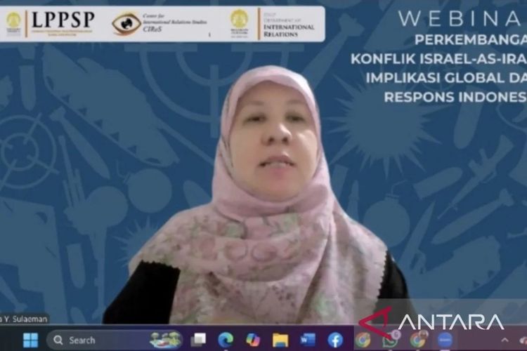 Pengamat sekaligus dosen hubungan internasional Universitas Padjadjaran (Unpad) Dina Sulaeman berbicara dalam Webinar Perkembangan Konflik Israel-AS-Iran: Implikasi Global dan Respons Indonesia, Jakarta, Kamis (3/7/2025).