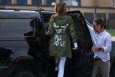 Trump Bela Istrinya yang Kenakan Jaket 