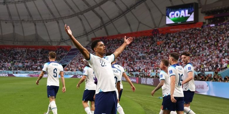 Gelandang timnas Inggris Jude Bellingham merayakan golnya ke gawang Iran dalam laga pertama Grup B Piala Dunia 2022. Laga Inggris vs Iran yang digelar di Stadion Internasional Khalifa, Doha, Qatar, pada Senin (21/11/2022) malam WIB itu berakhir dengan skor 6-2 untuk kemenangan The Three Lions.