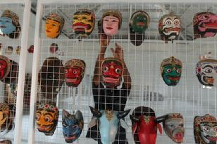 Topeng-topeng koleksi ditata di House of Masks and Puppets Setia Darma, Jalan Tegal Bingin, Mas, Ubud, Gianyar Sub-District, Bali, Minggu (29/11/2015). Ada sekitar 1300 topeng yang menjadi koleksi di tempat ini.