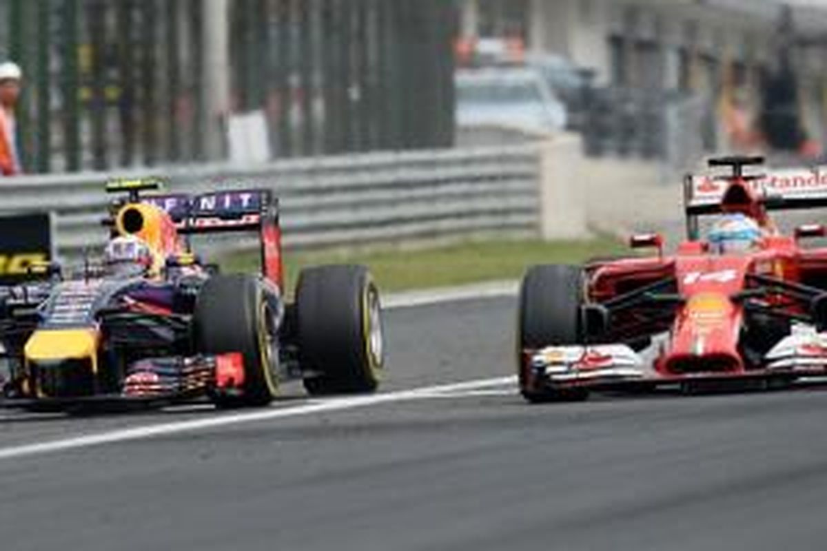 Daniel Ricciardo bertarung dengan Fernando Alonso